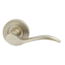 Lever Handles on Round Rose Zinc Alloy Sywell Designed for interior doors Polished chrome