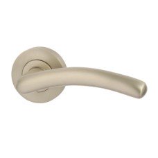 Lever Handles on Round Roses Zinc Alloy Pitsford Designed for interior doors Polished chrome