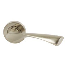 Lever Handles on Round Roses Zinc Alloy Olton Designed for interior doors Polished chrome